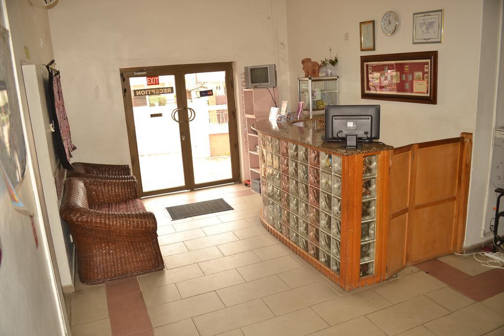 Pink Hostel Accra Exterior photo