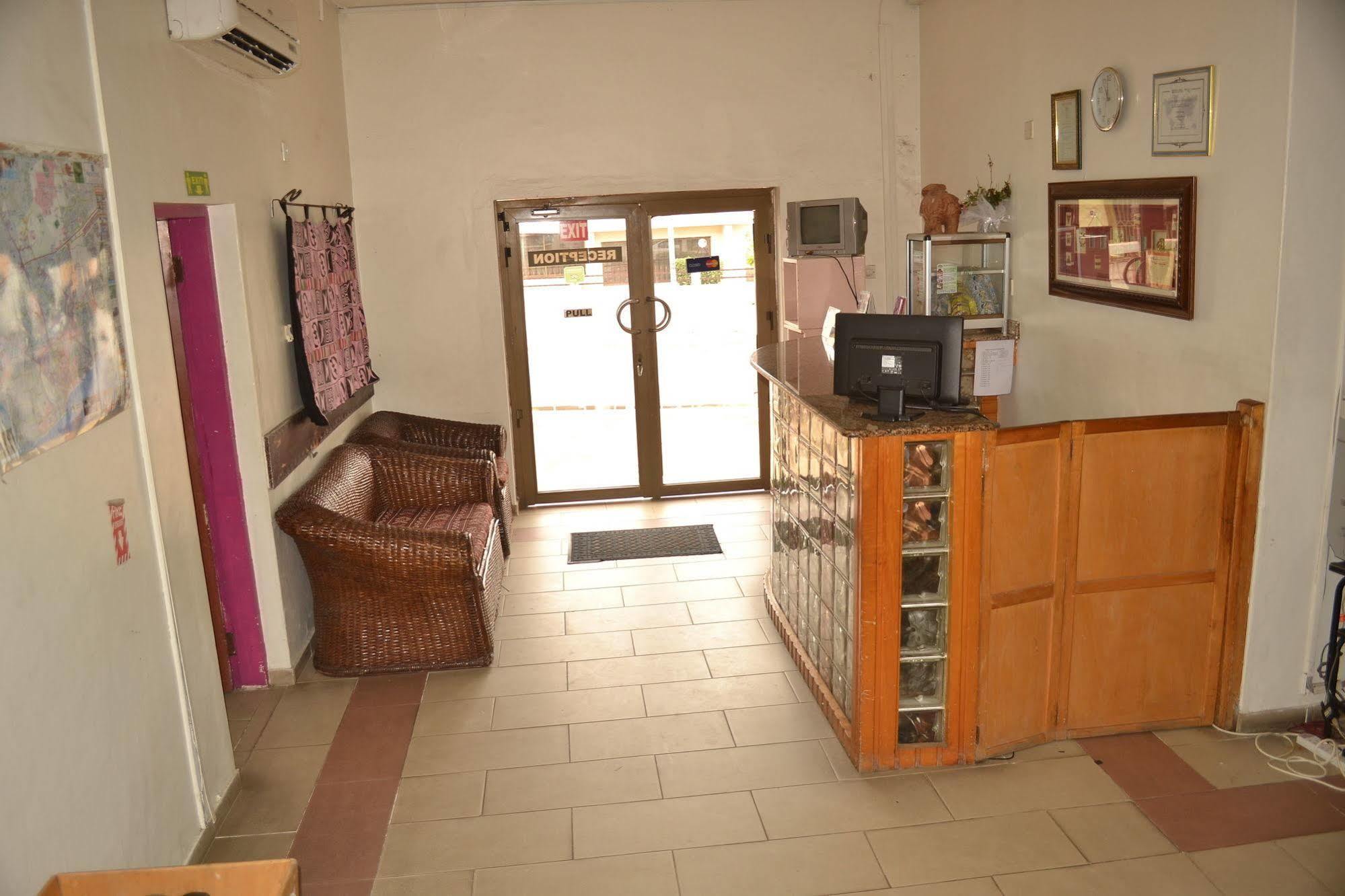 Pink Hostel Accra Exterior photo