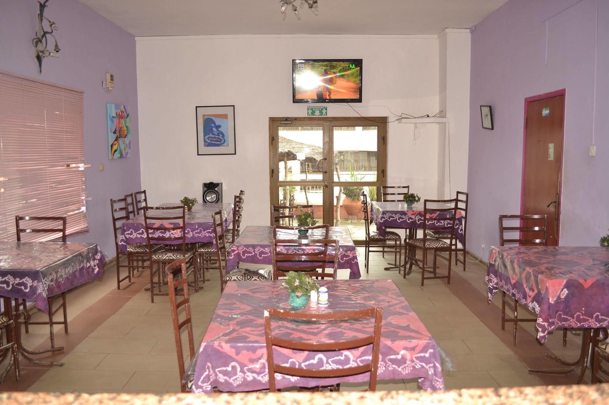 Pink Hostel Accra Exterior photo