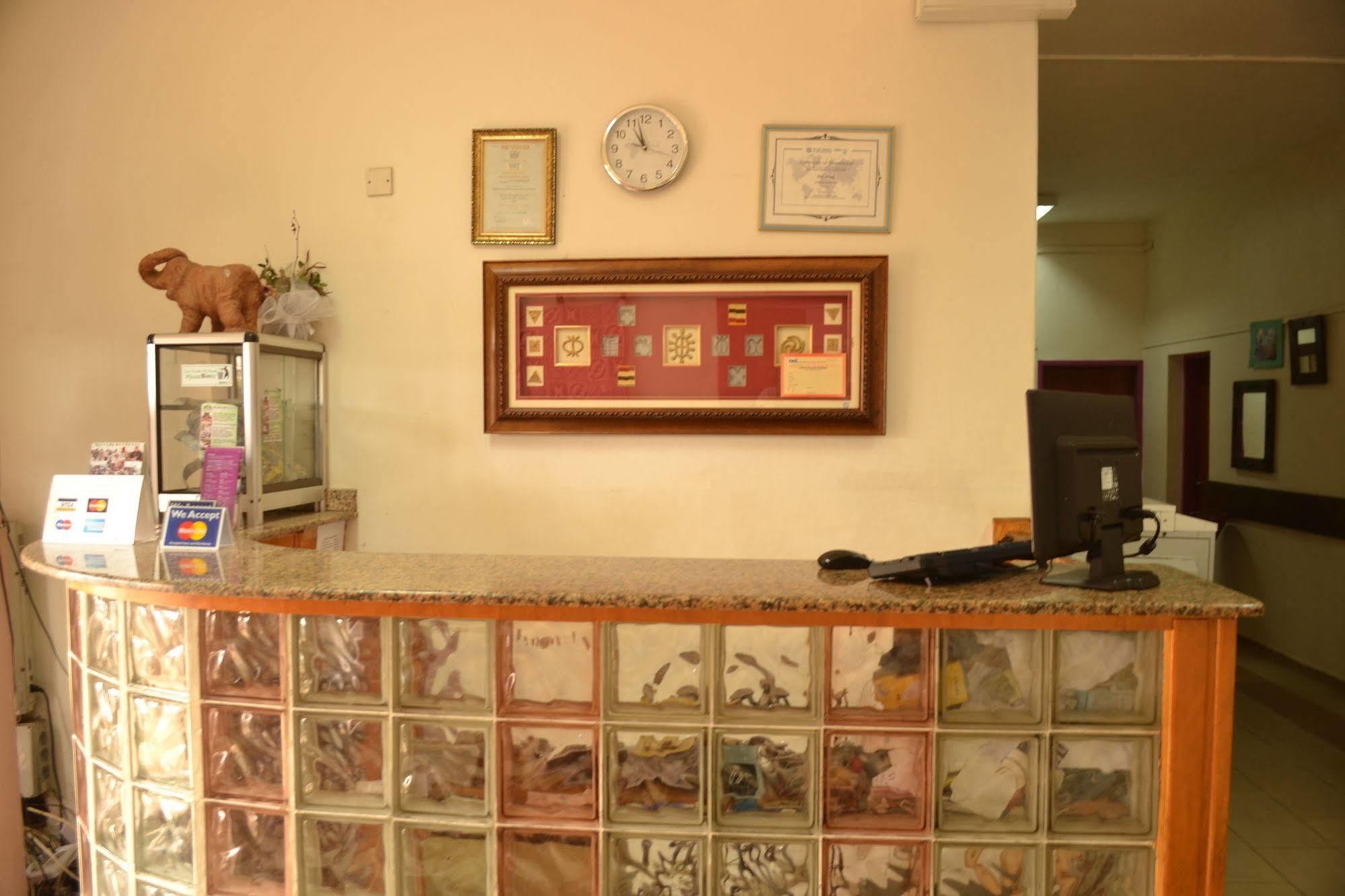 Pink Hostel Accra Exterior photo