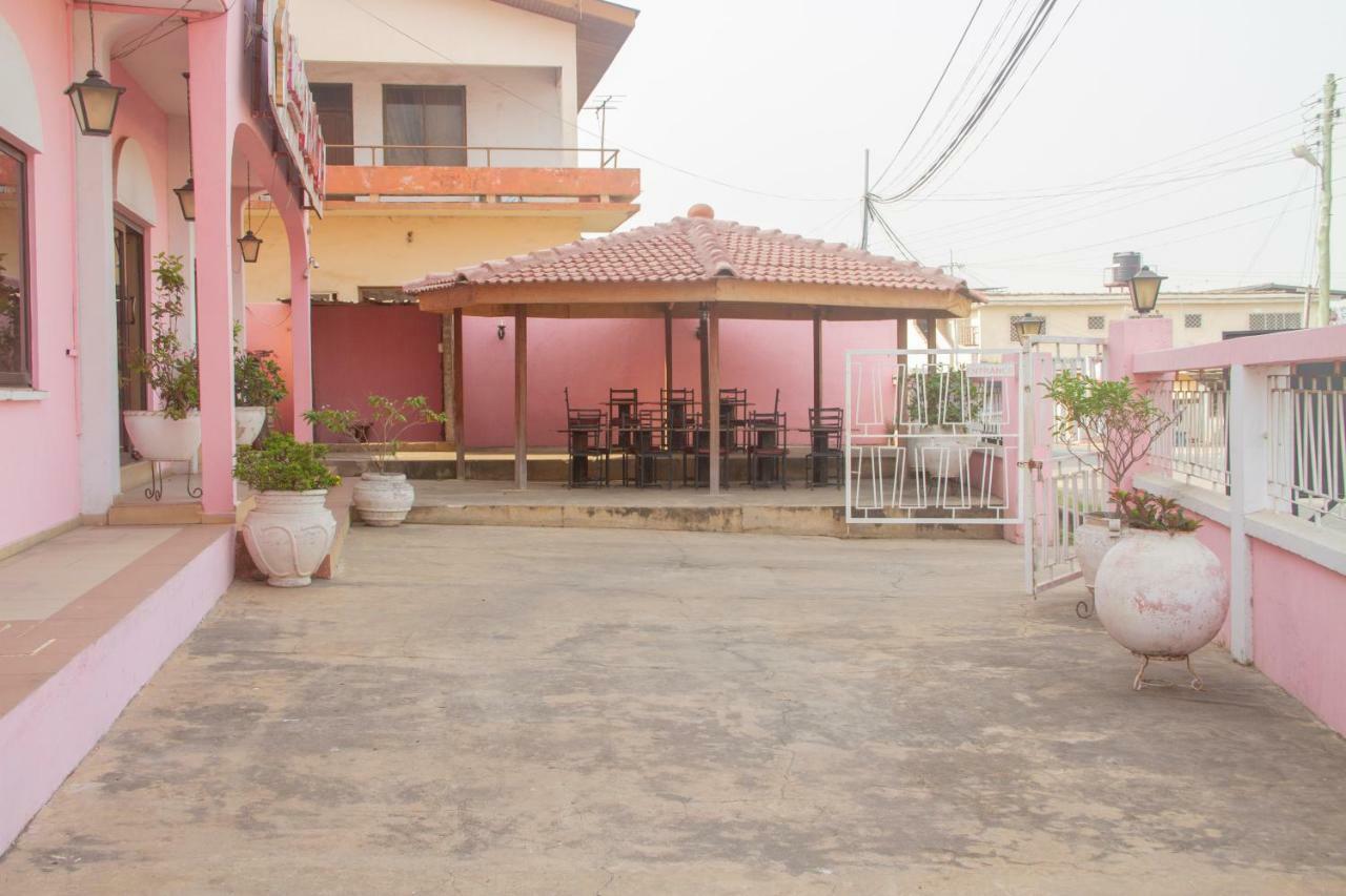 Pink Hostel Accra Exterior photo