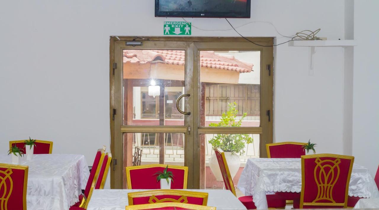 Pink Hostel Accra Exterior photo